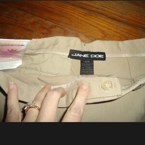 Jane doe 5/6 khaki Capri new w/ tags
